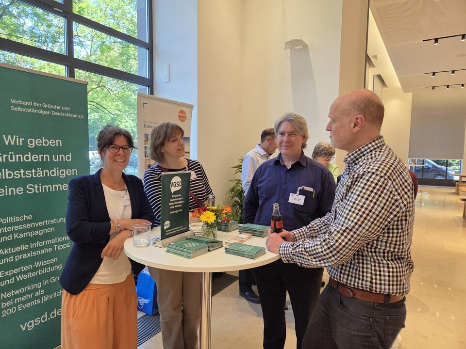 VGSD-Mitglieder treffen sich zum Austausch beim IHK-Tag mit Regionalgruppensprecherin Andrea Kleeberger (rechts) und Office-Managerin Julia Schulze