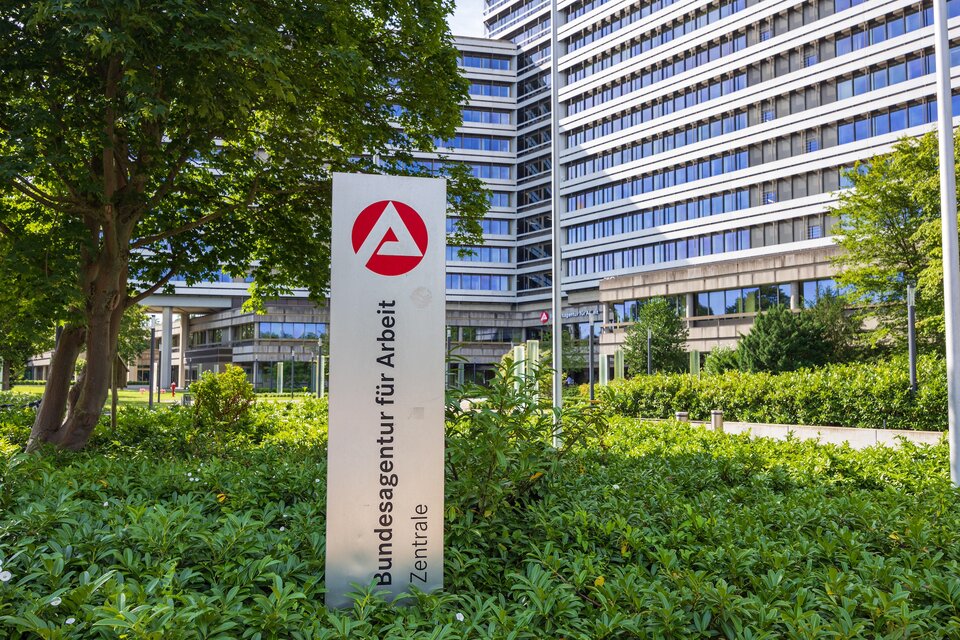 Haupteingang der Zentrale der Bundesagentur für Arbeit in Nürnberg
