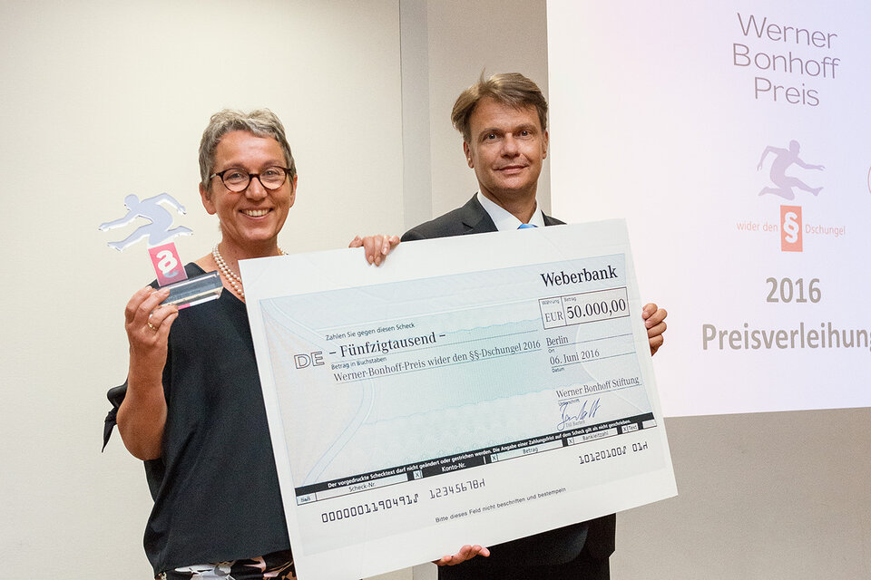 Till Bartelt, Vorstand der Werner-Bonhoff-Stiftung, übergibt den Preis und einen Scheck über 50.000 Euro an Christa Weidner