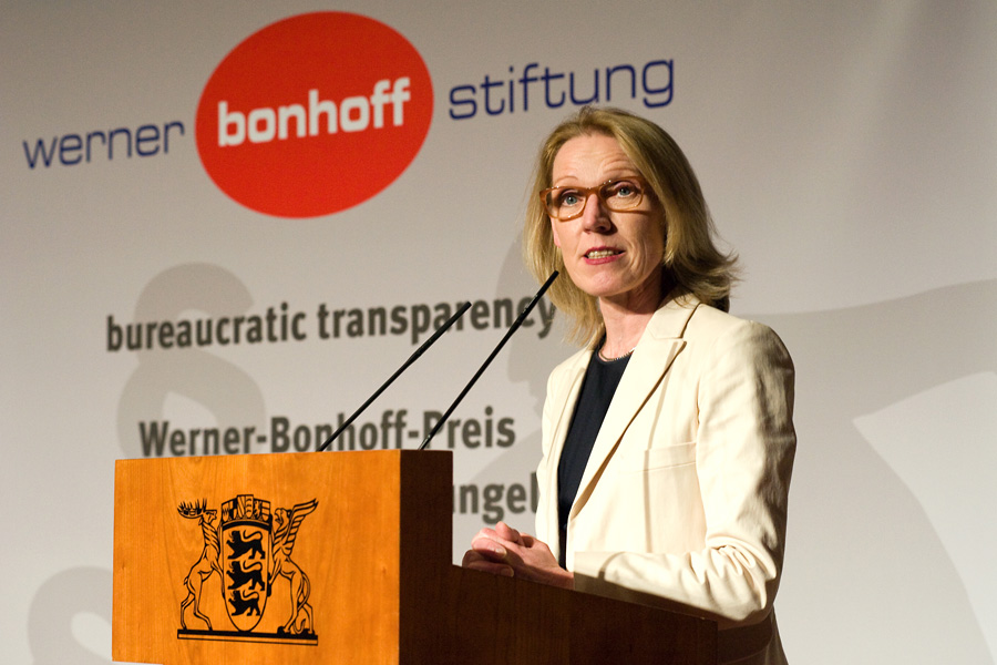 Staatssekretärin Dr. Annette Niederfranke hält die Laudatio auf Tim Wessels