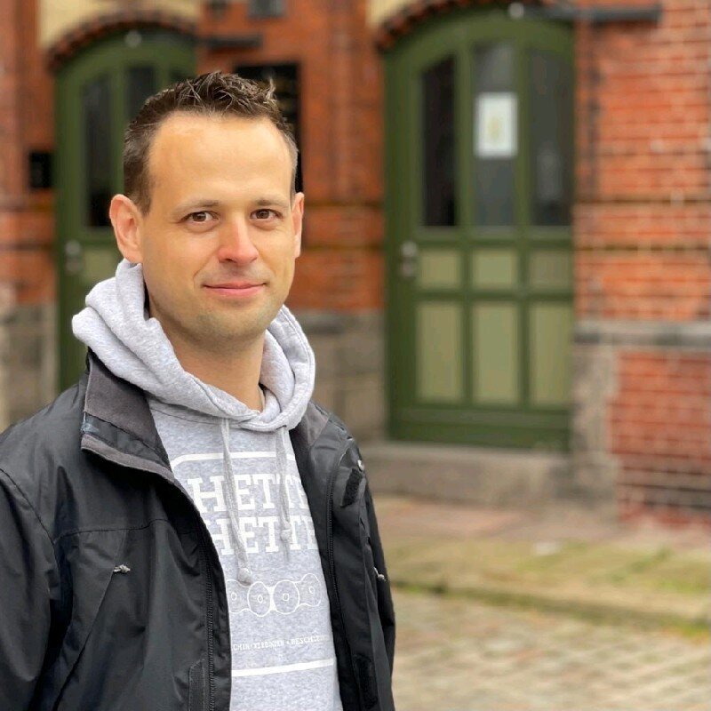 Er traut sich zu experimentieren: Vincent ist Autodidakt, topfit im Marketing – und tourt mit seiner Familie auf Workation durch Europa. 