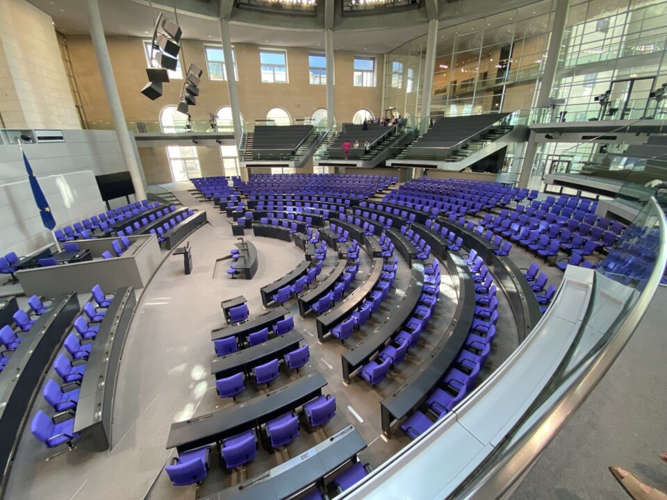 Überraschend kompakt, obwohl es zurzeit noch eines der größten Parlamente der Welt ist: Der Plenarsaal des Bundestags, darüber die sechs Zuschauertribünen