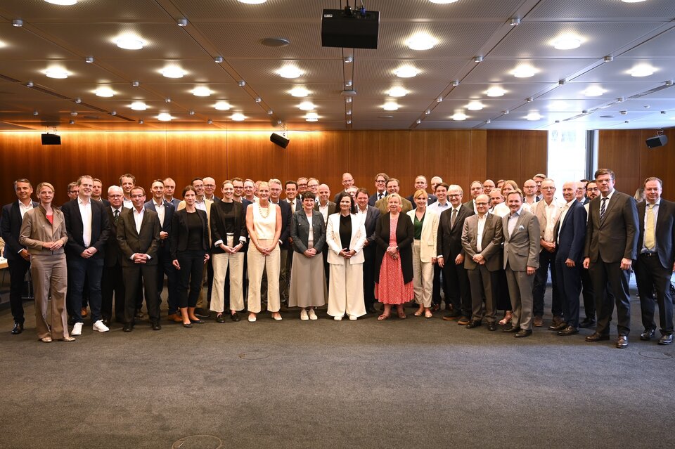 Gruppenbild beim Mittelstandsdialog in Berlin, den die Parlamentarische Staatssekretärin Gitta Connemann (Mitte, im weißen Hosenanzug) initiiert hat.
