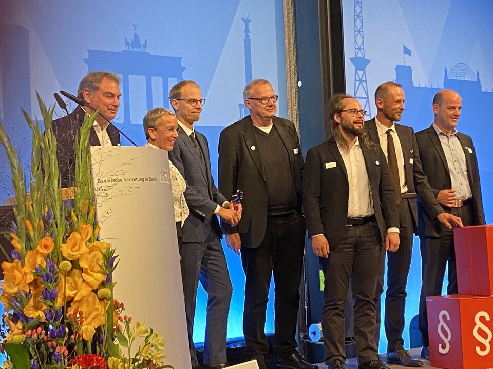 Marco Scheel (3. von links) im Kreis früherer Bonhoff-Preisträger, darunter die VGSD-Mitglieder Christa Weidner und Tim Wessels (2. und 5. von links)