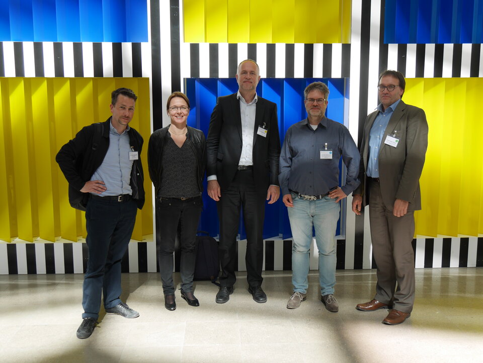 Andreas Lutz (Mitte) mit den AGD-Vorständen Florian A. Schmidt, Victoria Ringleb, Jan-Peter Wahlmann und Torsten Meyer-Bogya