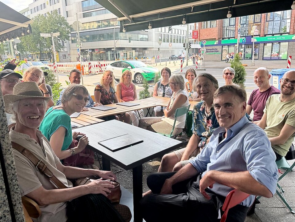 Viele strahlende Gesichter am Tisch!