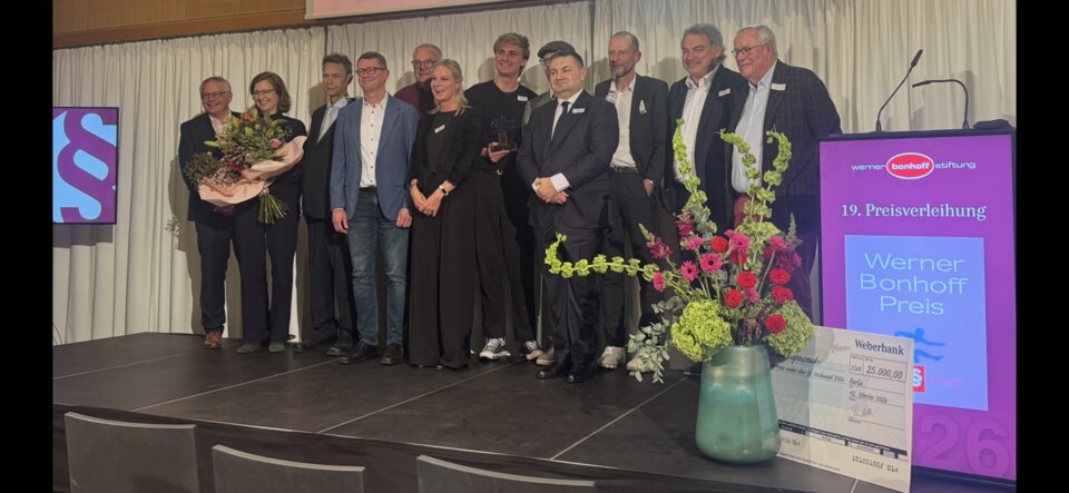 Gruppenfoto nach Preisverleihung: Milan von dem Bussche im Kreis früherer Preisträger und Mitgliedern der Jury und Stiftung