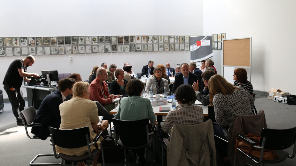 Die Teilnehmer diskutierten an drei großen Tischen (Foto: spdfraktion.de)