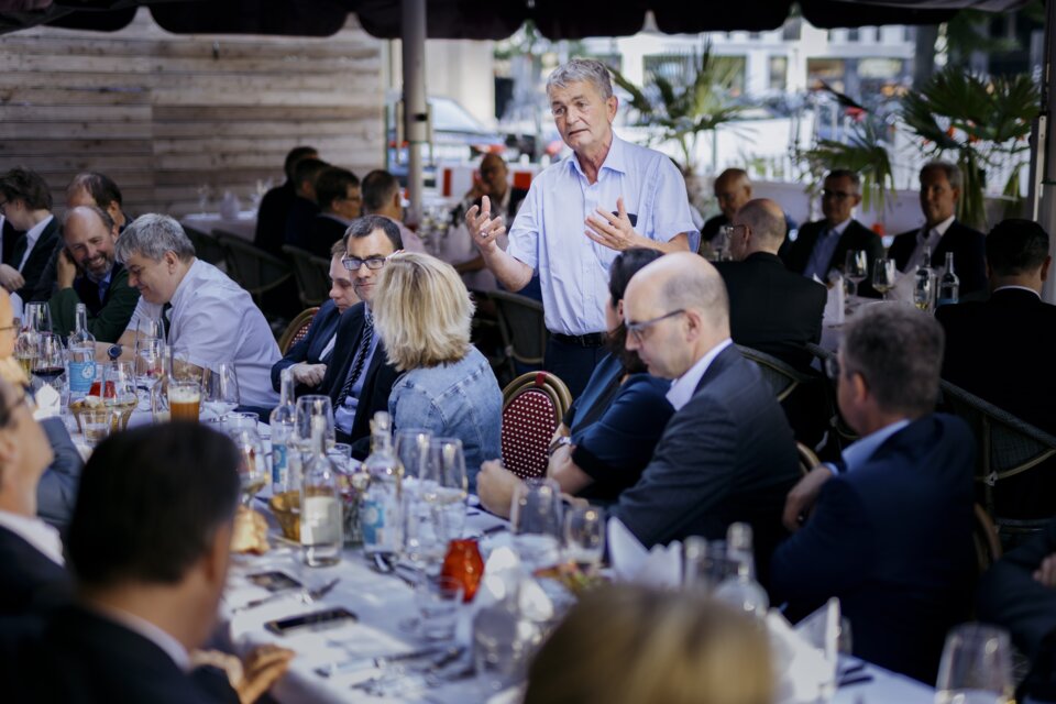 vbw-Hauptgeschäftsführer Bertram Brossardt begrüßt zum Abendessen mit bayerischen Bundestagsabgeordneten