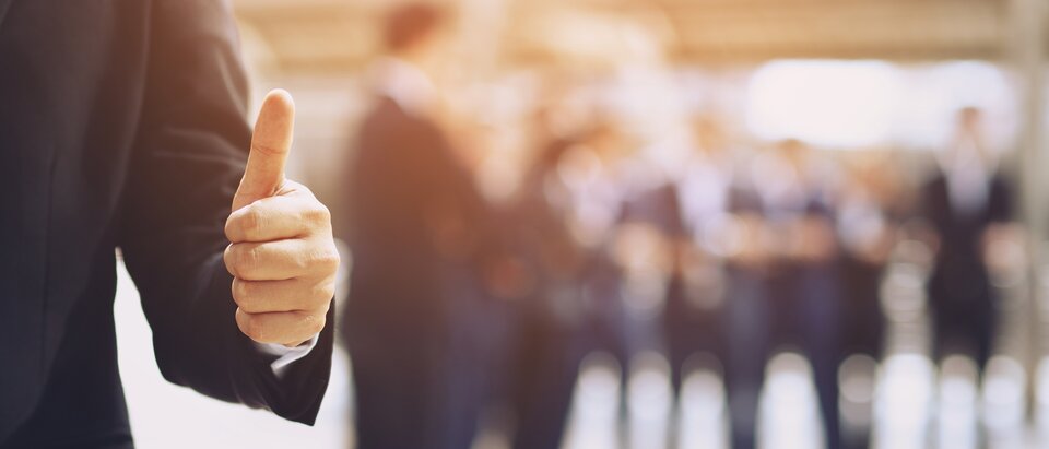 Daumen hoch für diese Entscheidung: Entgegen der ursprünglichen Pläne will die Regierung das Altersvorsorge-Depot auch für alle Selbstständigen öffnen.