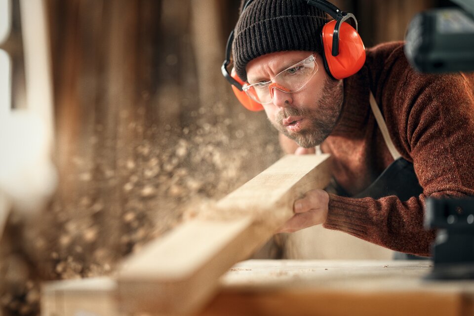 Ein Tischler bei der Arbeit. Noch gibt es für Handwerker viele Auswege aus der Rentenpflicht. Insbesondere in Teilzeit tätige Handwerker nutzen sie aufgrund der sonst zu hohen Abgabenlast.