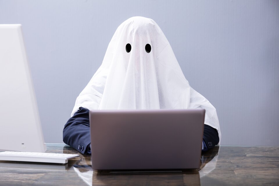 "Ghosting" beschreibt den plötzlichen Abbruch der Kommunikation ohne Erklärung. Der Begriff stammt eigentlich aus dem Dating-Kontext – doch inzwischen erleben auch viele Selbstständige Ghosting in ihrem Arbeitsalltag.
