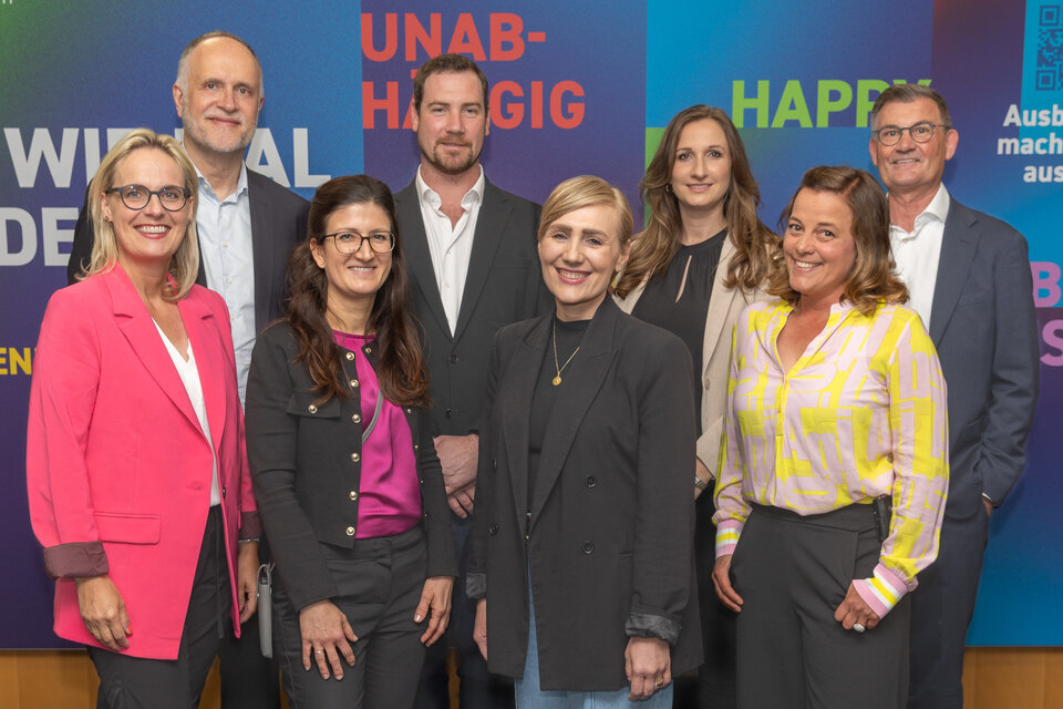 Gruppenfoto vorne von links: Karin Hoschek (Sisento-italiensche Herrenschuhe), Bettina Kräußlich (IHK Schwaben), Karin Mausz (Heart Advertising) und Moderatorin Claudia Markert. Hinten von links: Dr. Andreas Lutz (VGSD), Tobias Büttgen (Rooffox GmbH), Sandra Haas (Kinderlachen Event) und Gerd Stiefel (Stellvertr. IHK-Präsident)