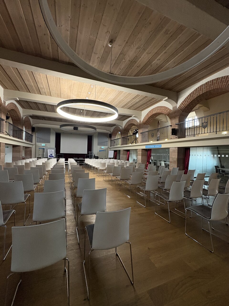 Zertifizierte "Kultur-Jugendherberge" in Nürnberg. Hier: Unser Versammlungsraum, der historische Eppeleinsaal bestens ausgestattet