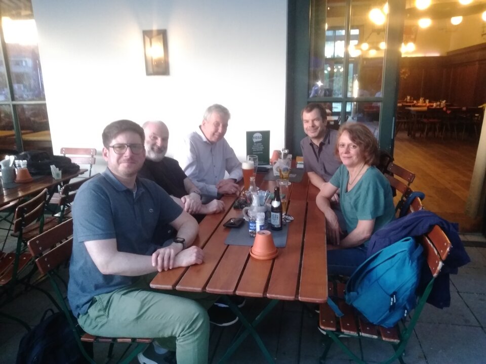 Die Teilnehmenden des Stammtisches genossen einen lauen Sommerabend und angeregte Gespräche im Biergarten. 