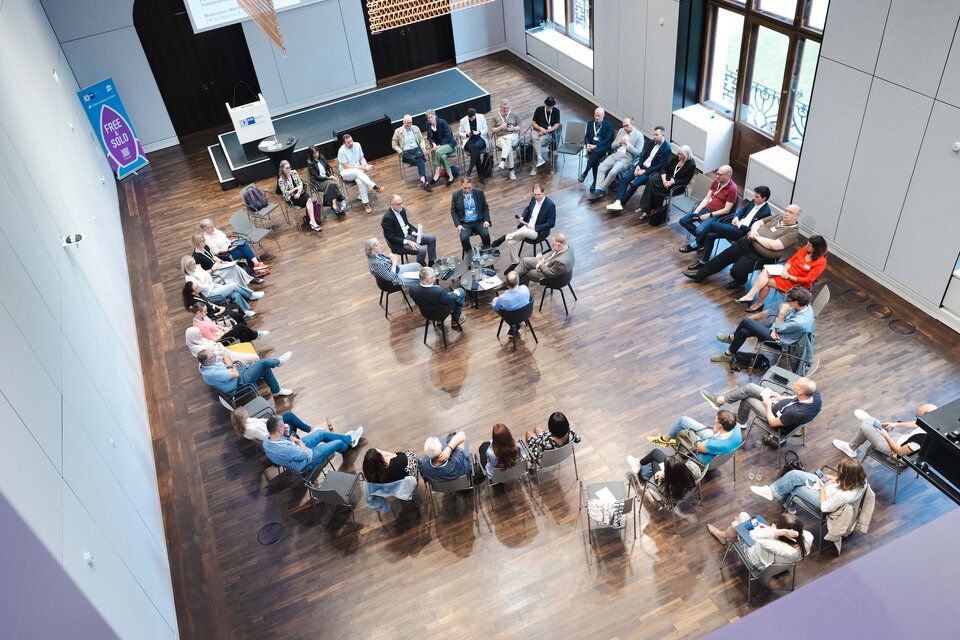 Im VGSD Politik-Tagebuch findest du regelmäßige Eindrücke von unserer politischen Arbeit – hier zum Beispiel vom "Dialogforum Altersvorsorge", vom VGSD in Kooperation mit der IHK für München und Oberbayern, an dem Andreas Lutz und Max Hilgarth in München teilnahmen. 