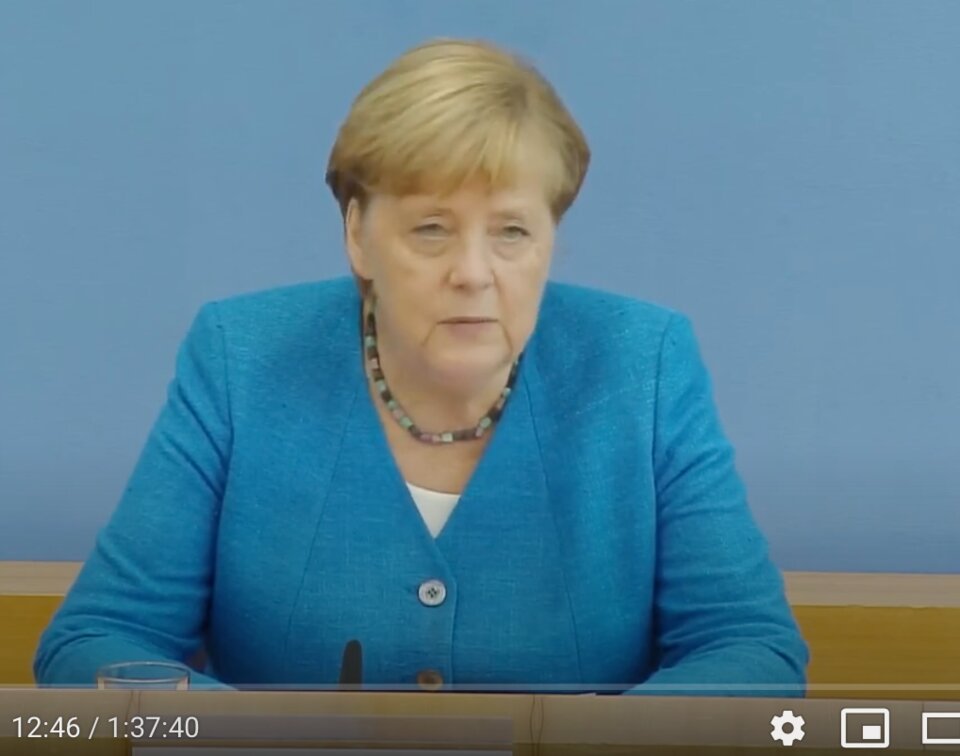 Bundeskanzlerin Angela Merkel bei ihrer Sommerpressekonferenz am 28.08.20, Screenshot - Siehe Video unten!