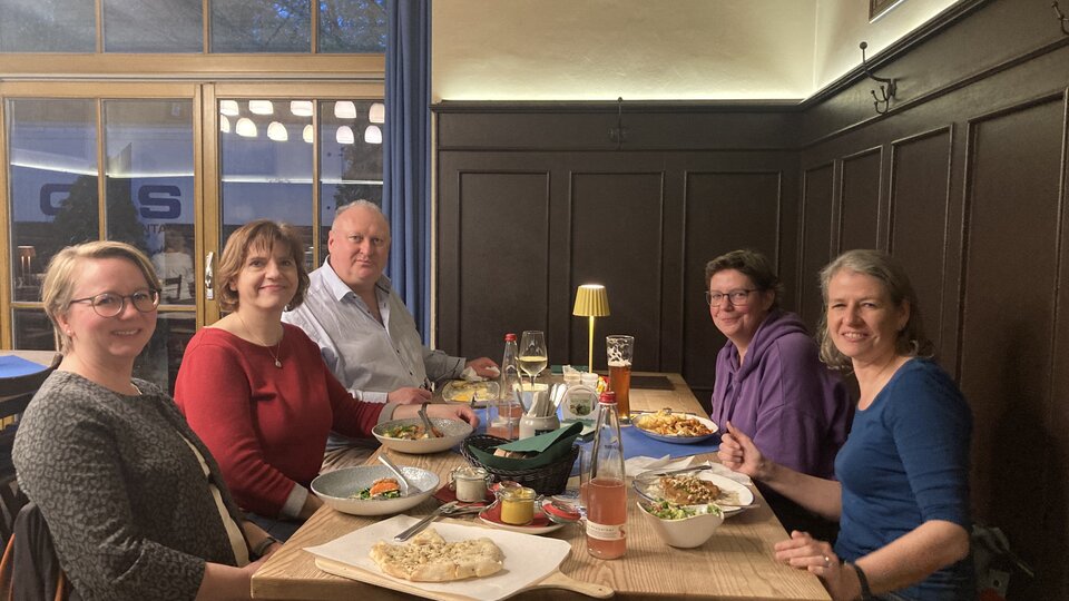 Urig und deftig ging es beim Stammtisch des VGSD München im Wirtshaus an der Bavaria zu! 