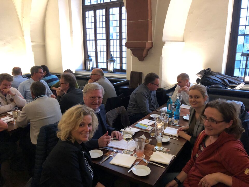 Mitglieder und Interessenten im Austausch beim ersten VGSD-Stammtisch in Mainz