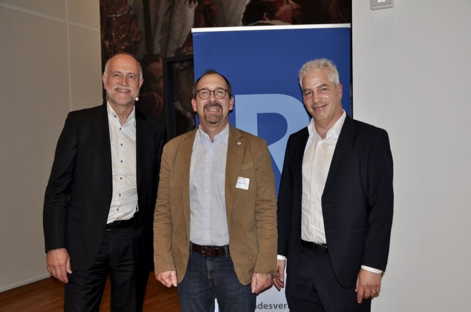 Verbandspräsident Thomas Neumann (Mitte) hat Professor Felipe Temming (rechts) und Andreas Lutz (links) eingeladen, über die geplante Altersvorsorgepflicht für Selbstständige zu sprechen