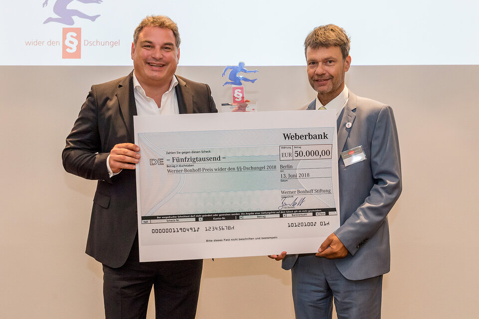 Marcello Danieli mit dem Werner-Bonhoff-Preis und dem von Till Bartelt übergebenen symbolischen Scheck über 50.000 Euro
