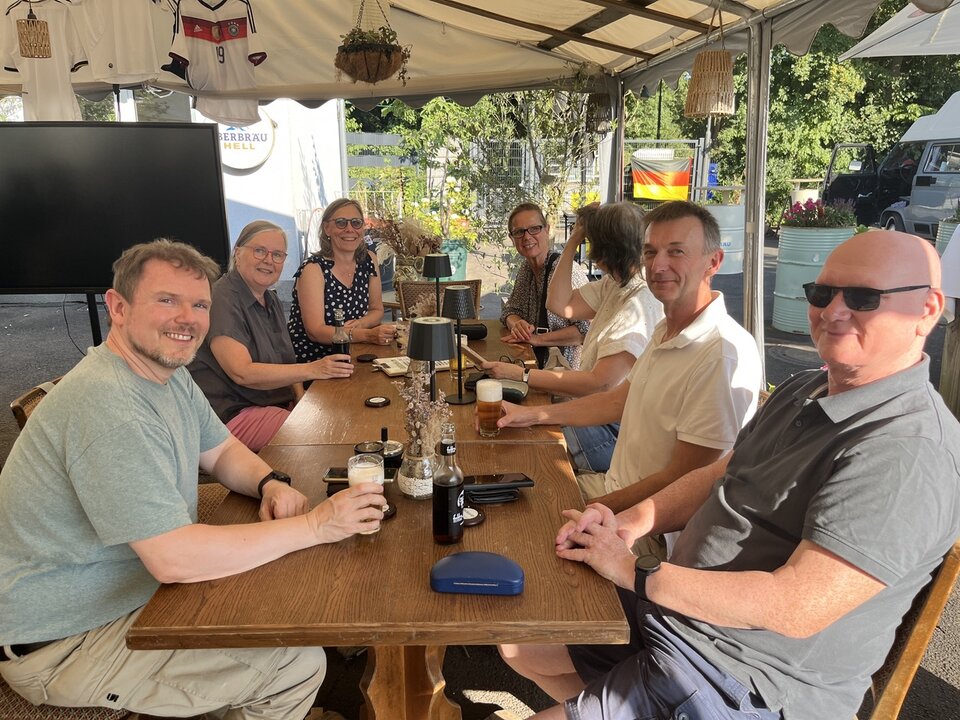Sonnenbrille und kaltes Bier. Nach dem Walk &amp; Talk saßen wir entspannt auf dem Biergarten!