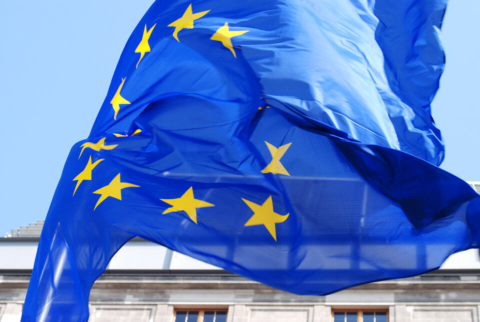 Es kommt wieder Bewegung in die Sache: EU-Fahne vor einem Gebäude
