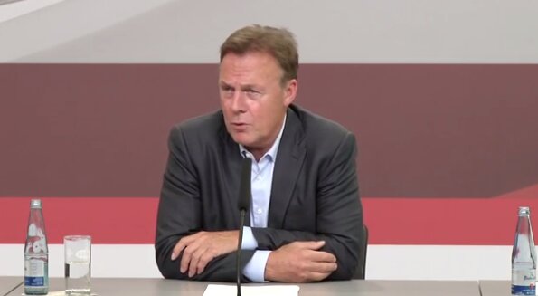 Thomas Oppermann stellt Ergebnisse einer Fraktionssitzung vor, Screenshot: SPD-Video