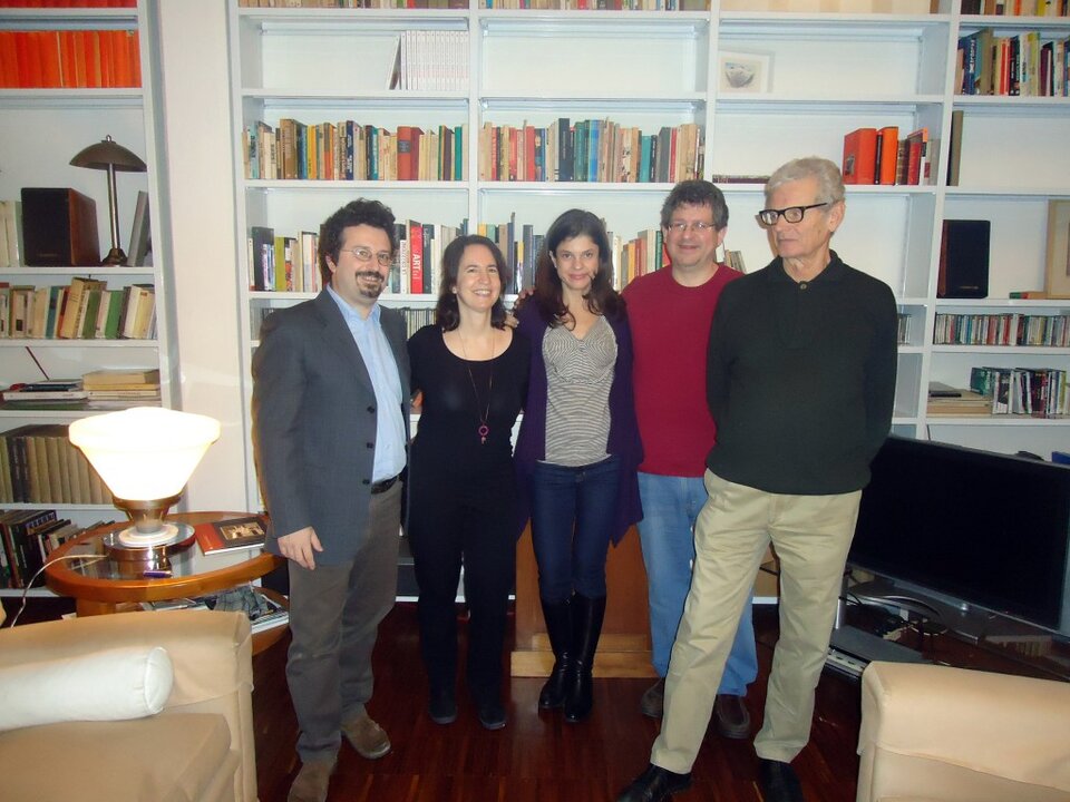 Das Foto zeigt (von links nach rechts): Dario Banfi, Sara Horowitz mit zwei Mitarbeitern von Freelancers United sowie Sergio Bologna.