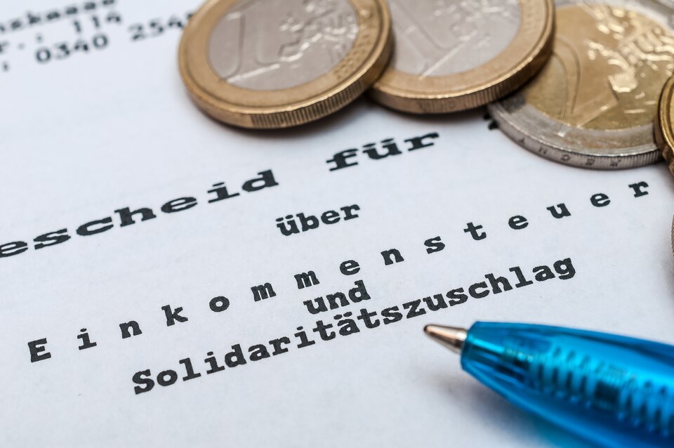 Soll ich bei meines Erachtens vorhandenen Fehlern im Steuerbescheid die Zahlung verzögern oder ist das eine Steuerfalle?