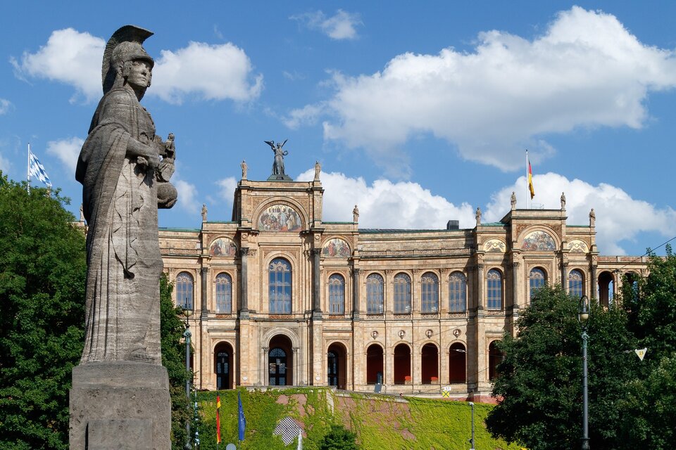Der Bayerische Landtag würde mit 205 Abgeordneten die größte Landesgruppe eines gemeinsamen Länderparlaments stellen
