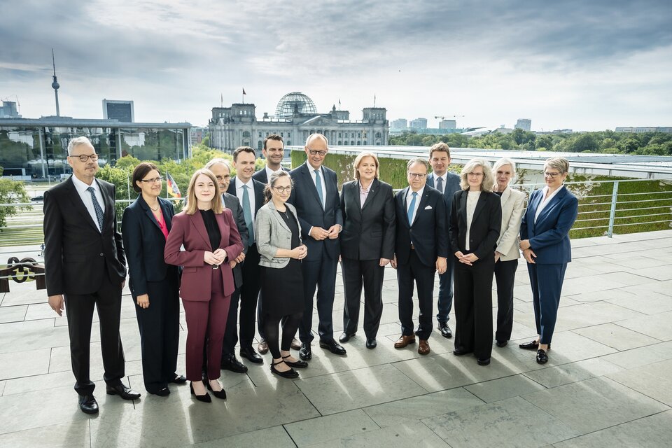 Gruppenfoto im Kanzleramt anlässlich der Übergabe des Berichts der Rentenkommission: Bundeskanzler Friedrich Merz (M.) und Arbeitsministerin Bärbel Bas (6.v.r.). mit den Kommissionsmitgliedern.