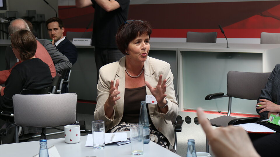 MdB Birgit Kömpel diskutierte über das Thema Pflichtversicherung versus Nachweis über Grundsicherung (Foto: spdfraktion.de)