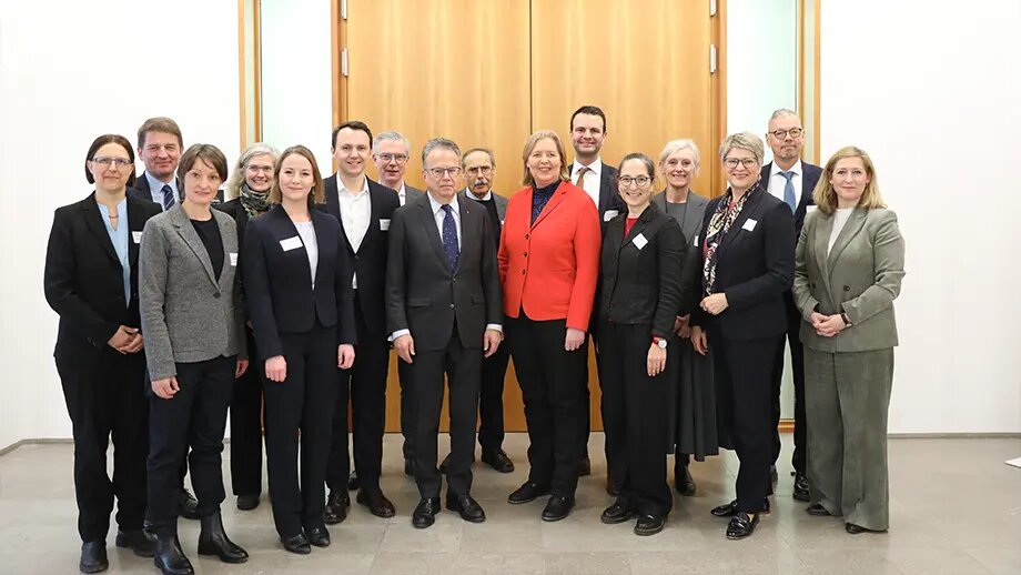 Die Mitglieder der Alterssicherungs-Kommission bei ihrer Auftaktsitzung mit Bundesarbeitsministerin Bärbel Bas