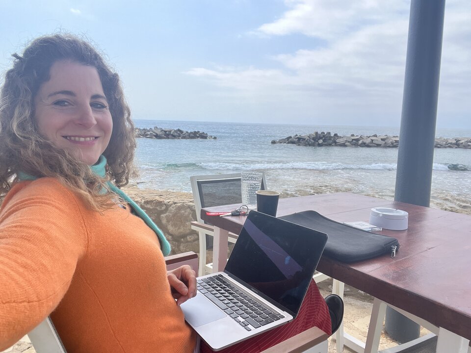 Seit mehr als fünf Jahren lebt und arbeitet Alice Moustier auf Zypern. Sie war dort auch im Vorstand des örtlichen Vereines für Hochbegabte "Mensa Cyprus"