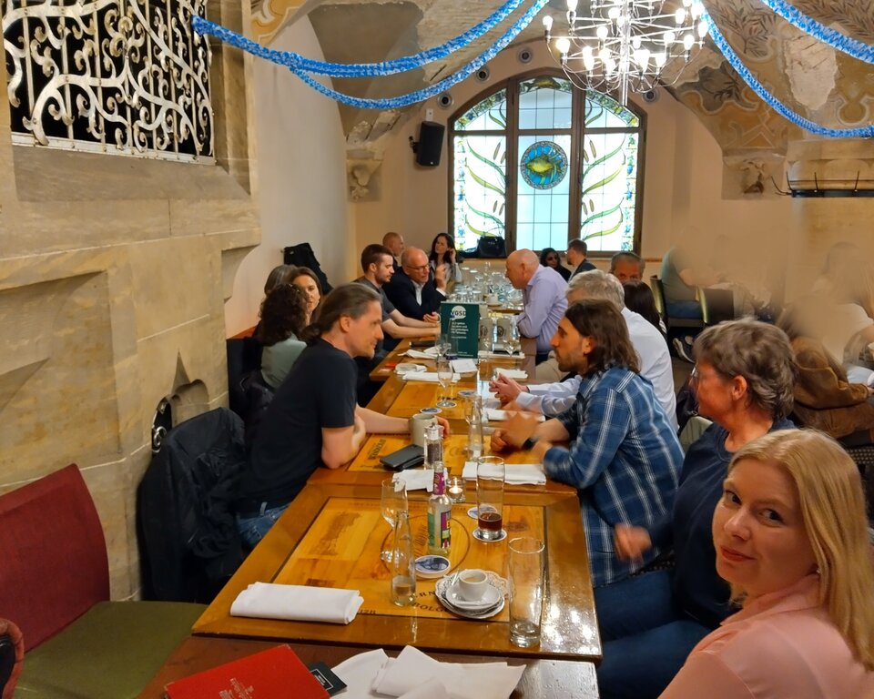 In großer Runde haben wir uns im April wieder im Ratskeller getroffen und uns über spannende Themen ausgetauscht.