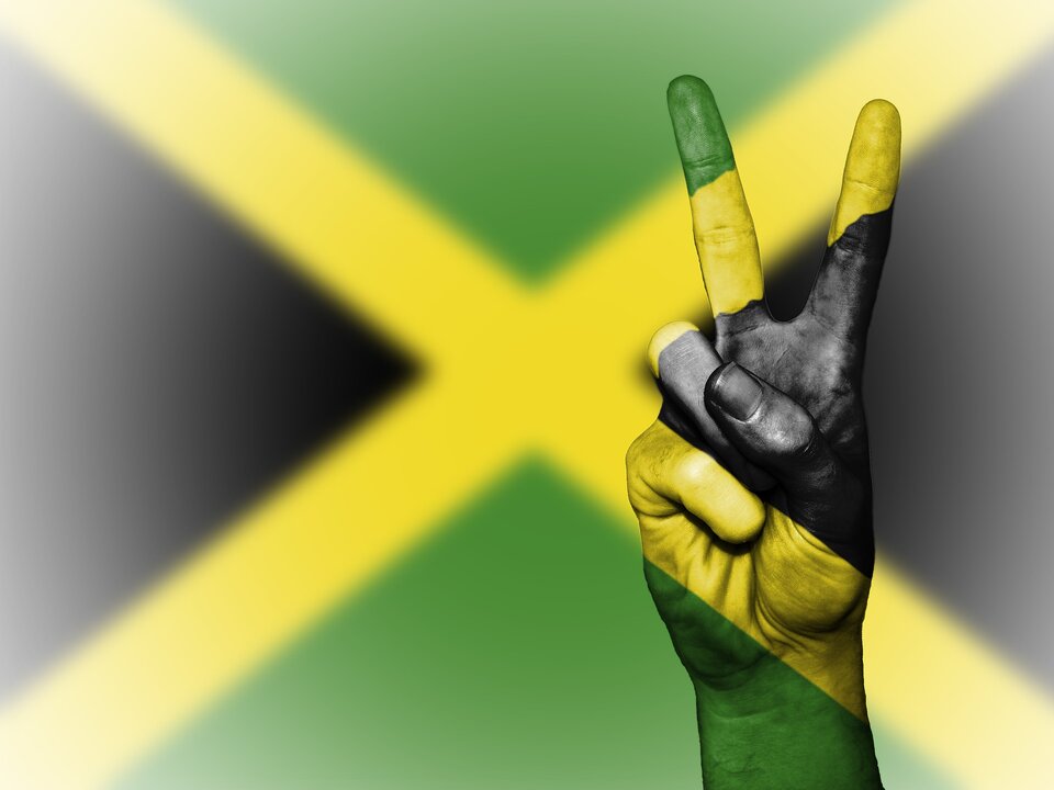Victory-Zeichen vor Jamaika-Flagge