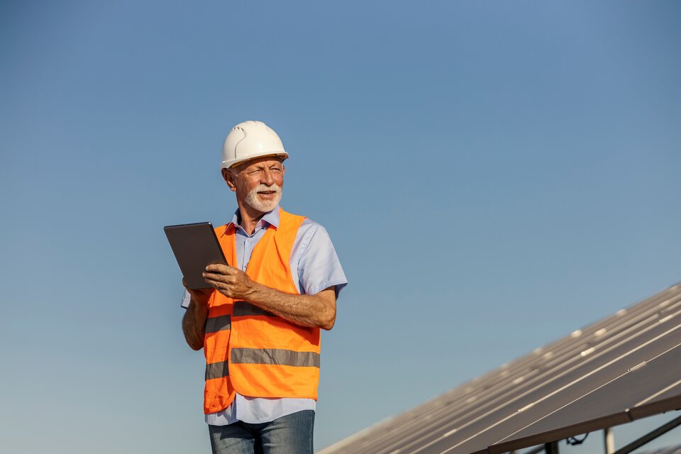 Datev beobachtet einen Zuwachs an aktiven Altersrentner/innen im Mittelstand, insbesondere in der Energiebranche, Versorgung und Entsorgung. Das bisher erzielte Plus an Vollzeitstellen liegt noch deutlich unter dem, was notwendig wäre, um die Steuermindereinnahmen auszugleichen.  