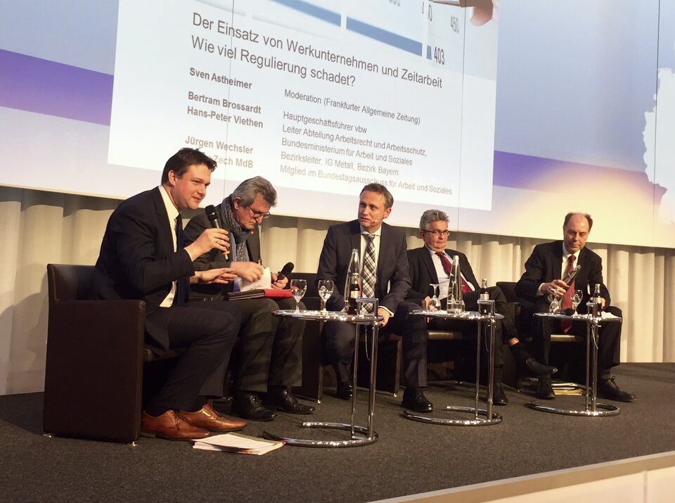 V.l.n.r.: MdB Zech, Gewerkschafter Wechsler, Moderator Astheimer, Arbeitgeber-Chef Brossardt und ganz rechts Hans-Peter Viethen (BMAS) auf vbw-Veranstaltung in München