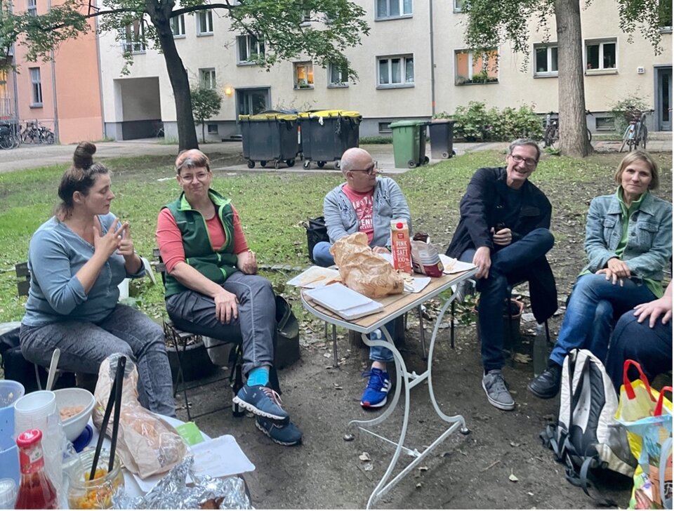 Michaela Mocke (2. von links) organisierte zusammen mit Sprecher-Kollege Lars Bösel das Treffen und Elke Koepping (1. von links) stellte die Location für die Grill-Runde. Danke dafür!