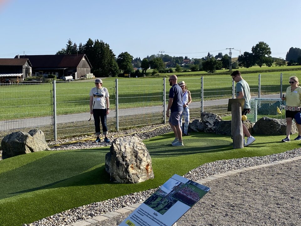 In zwei Gruppen ging es los mit Minigolf-Spielen und Netzwerken.