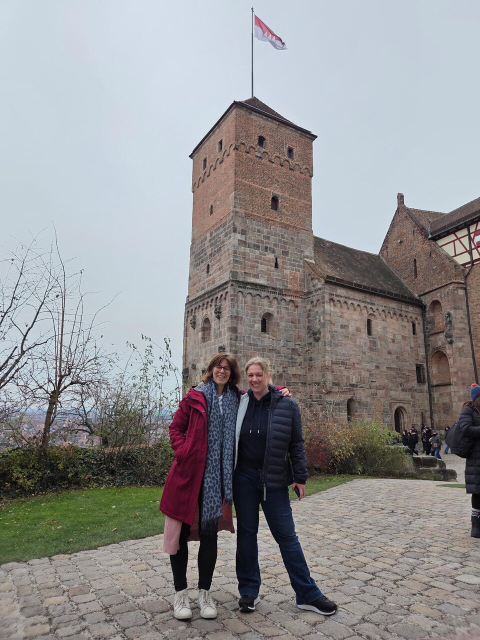 Für dich unterwegs: Nadine und Julia vom VGSD-Team auf Besichtigungstour in Nürnberg für das nächste Netzwerktreffen. Hier: vor der Kaiserburg