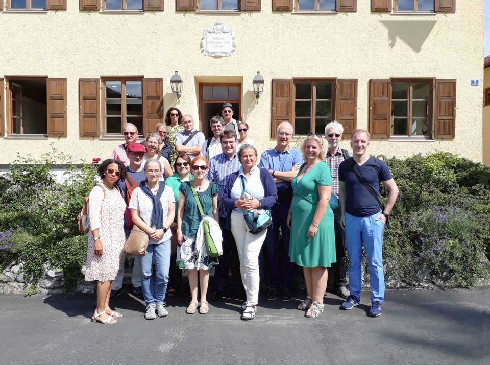 Eine VGSD-Teilnehmergruppe vor der Büttenpapierfabrik Gmund;