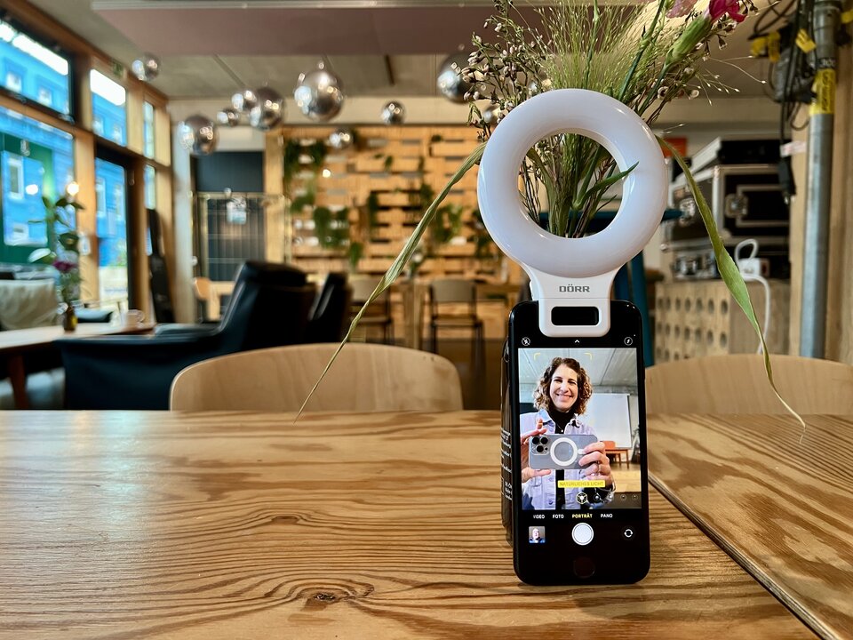 Einfach das Handy vor die nächstbeste Blumenvase stellen, optional ein Ringlicht obendrauf – schon kann es losgehen mit dem Video-Statement.