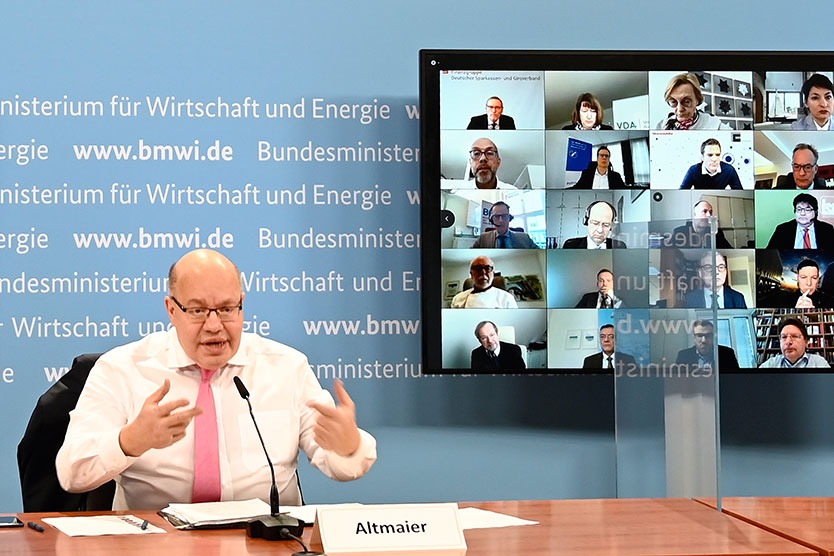 Bundeswirtschaftsminister Peter Altmaier beim "Wirtschaftsgipfel" mit Vertreterinnen und Vertretern von über 40 Verbänden. Andreas Lutz ist in der Monitor-Mitte zu sehen, rechts von ihm Verbandskollege Marcus Pohl (ISDV)