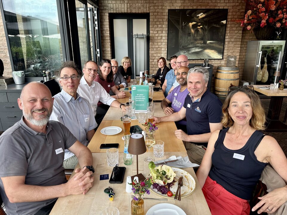 Angenehmes Treffen mit gutem Essen in Köln. 