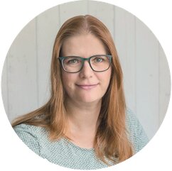 Heike erstellt Videos über komplexe politischer Themen, in denen sie erklärt werden.   