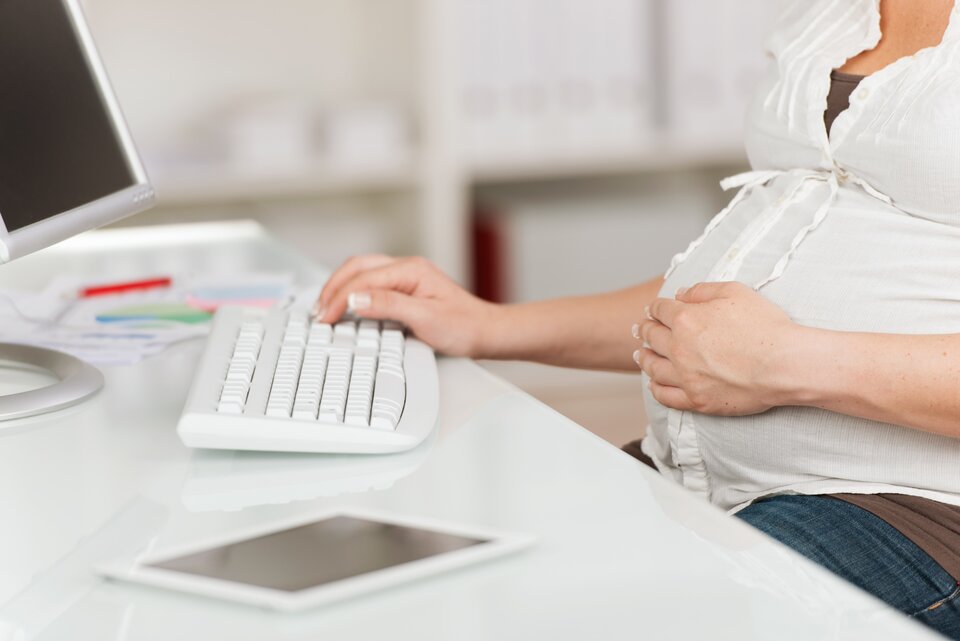 Selbstständige arbeiten oft bis zum letzten Tag der Schwangerschaft – was bei Schreibtischtätigkeiten schon sehr belastend ist, bei körperlichen Tätigkeiten oft nicht möglich oder mit großen gesundheitlichen Risiken verbunden