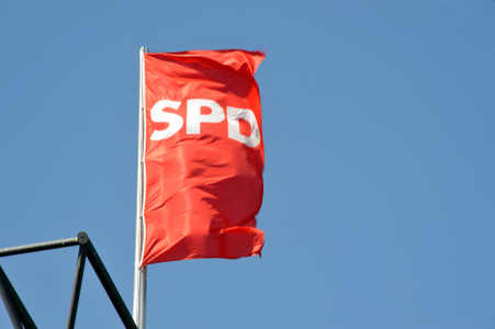 SPD-Fahne über der Parteizentrale in Berlin