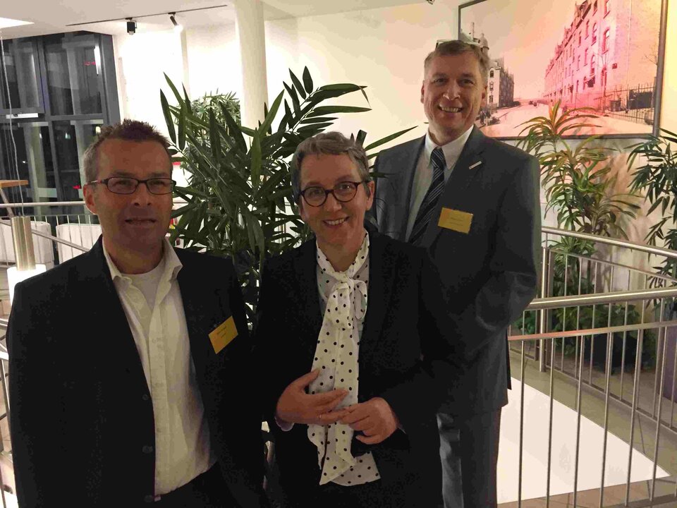 Christa Weidner mit Peter Monien (4freelance, links) und Jürgen Pöhler (Consulting Union, rechts)